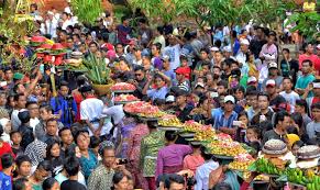 Perang Topat: Pertunjukan Budaya yang Merekatkan Komunitas